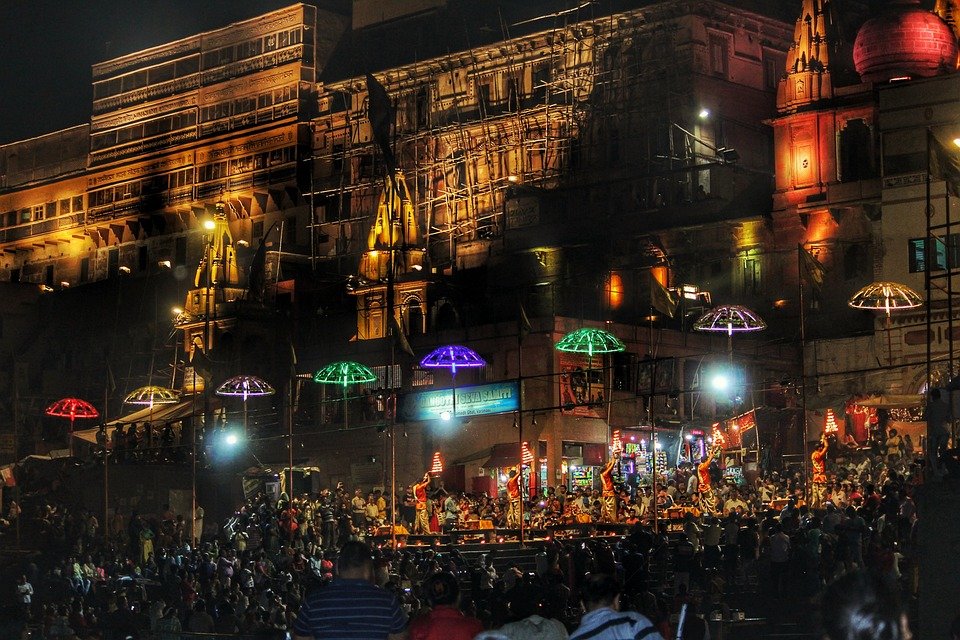 The Spectacular Ganga Aarti of Varanasi: A Divine Evening by the Sacred River